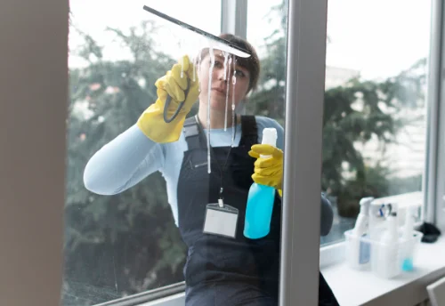 Nettoyage de vitres intérieures et extérieures à la Canourgue